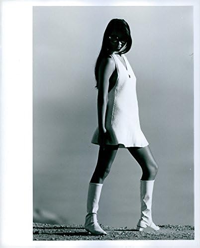 תצלום וינטג 'של ננסי בוניוול פוזינג .- ביולי 1968
