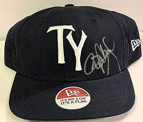 רוג ' ר קלמנס חתם על כובע בייסבול של טיי